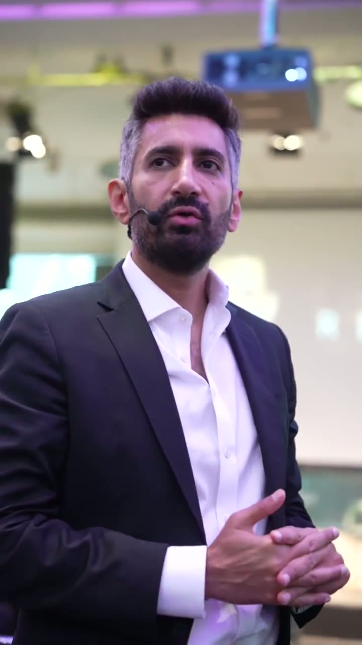 Yousuf Aslam leading the ceilings masterclass